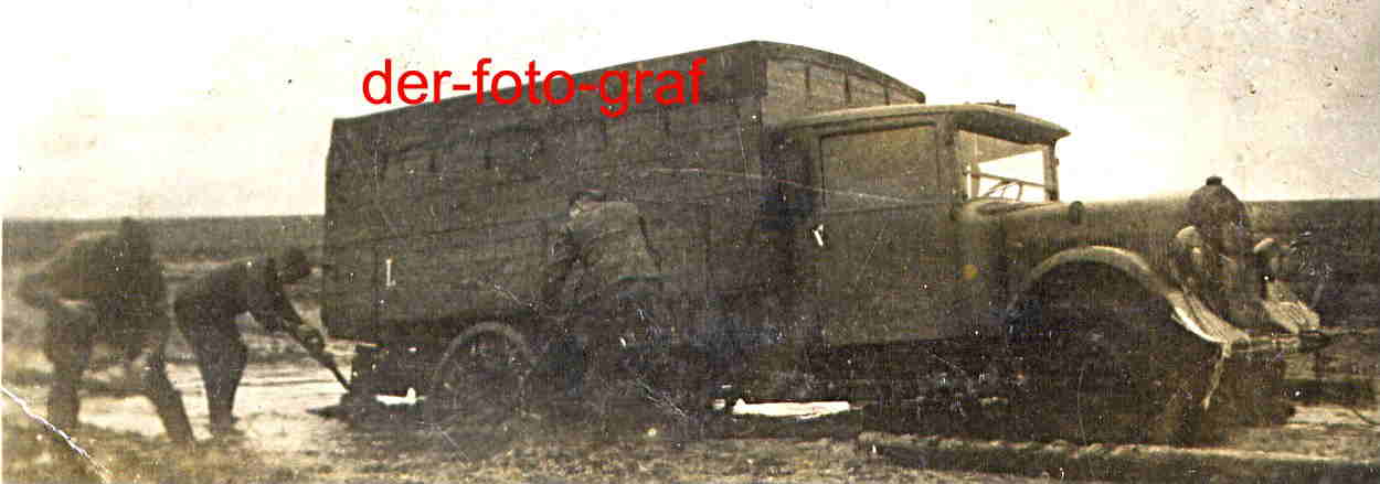 Rußland, LKW der Luftwaffe im Schlamm versackt, 