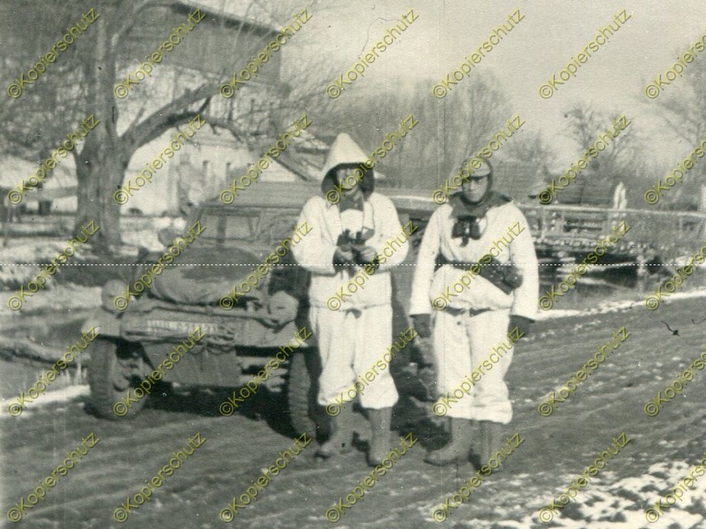 Foto, Wehrmacht, VW Typ 82 Kübelwagen, Soldaten in Wintertarn, R