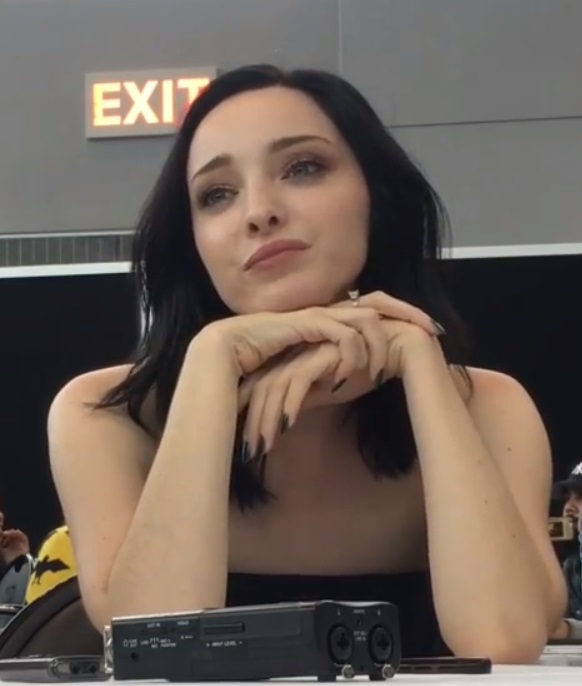 The 27-year old daughter of father (?) and mother(?) Emma Dumont in 2022 photo. Emma Dumont earned a  million dollar salary - leaving the net worth at 0.5 million in 2022