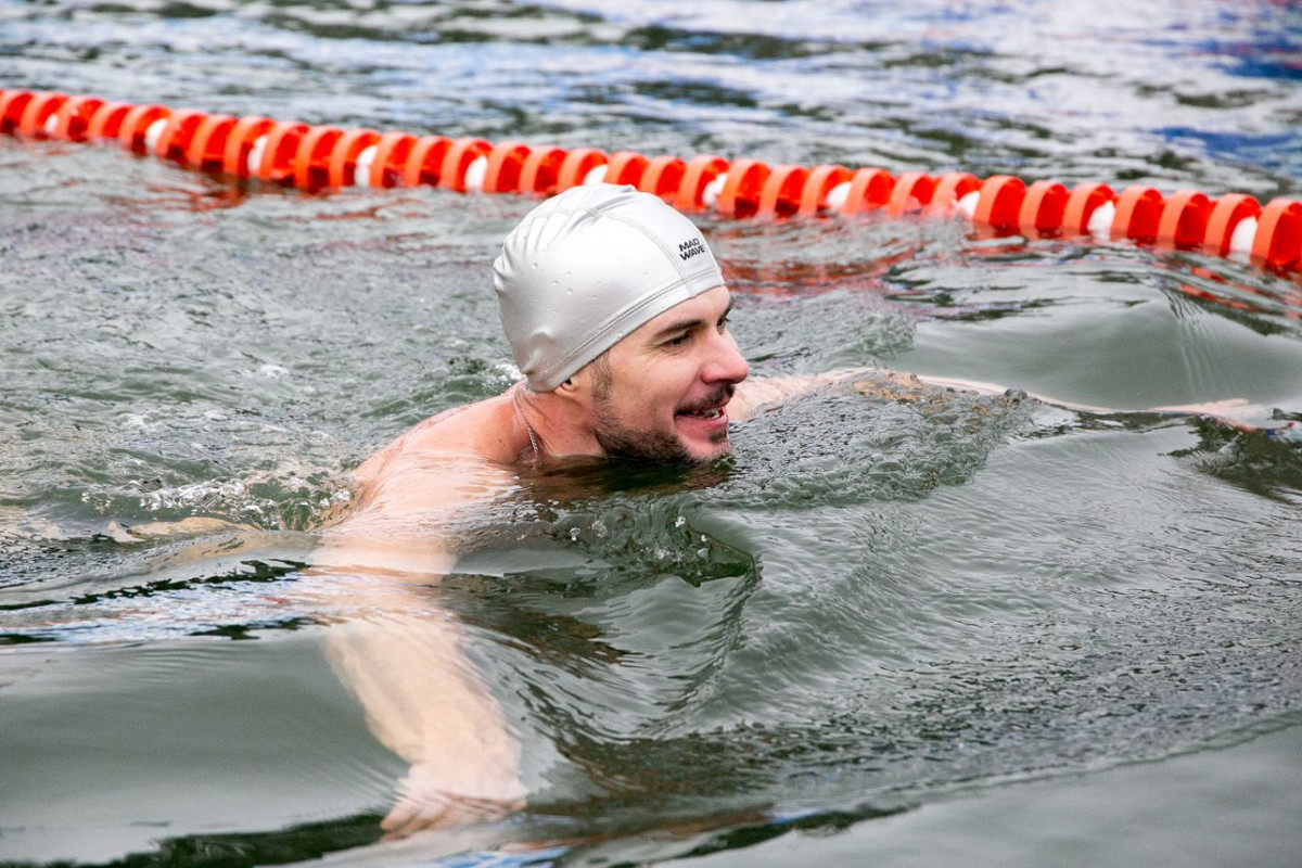 Алексей Чулков плывёт