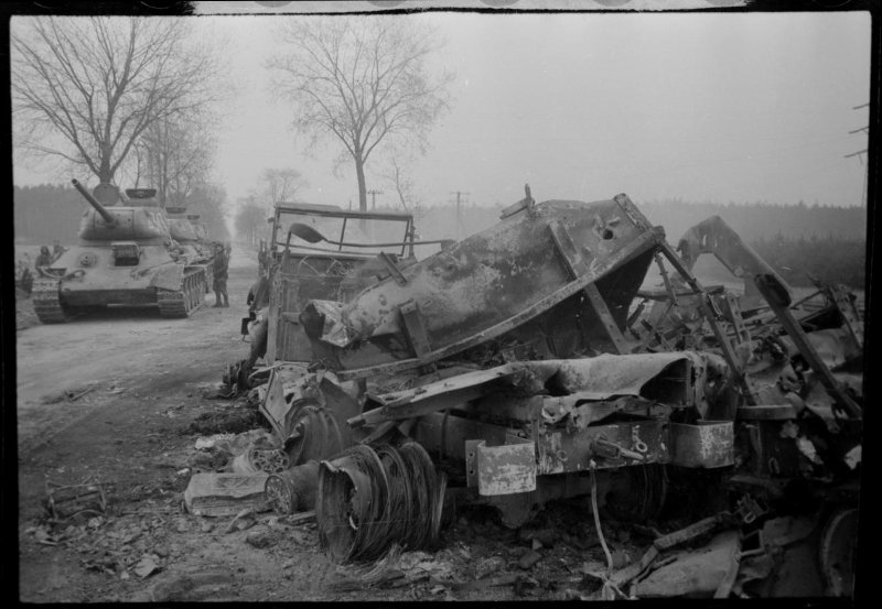 1-й Белорусский фронт. Берлинское направление. Колонна танков Т-34-85 рядом с разбитым грузовиком.
