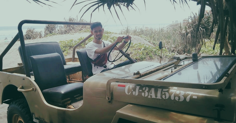 Mobil Jeep di Pantai Parangtritis.