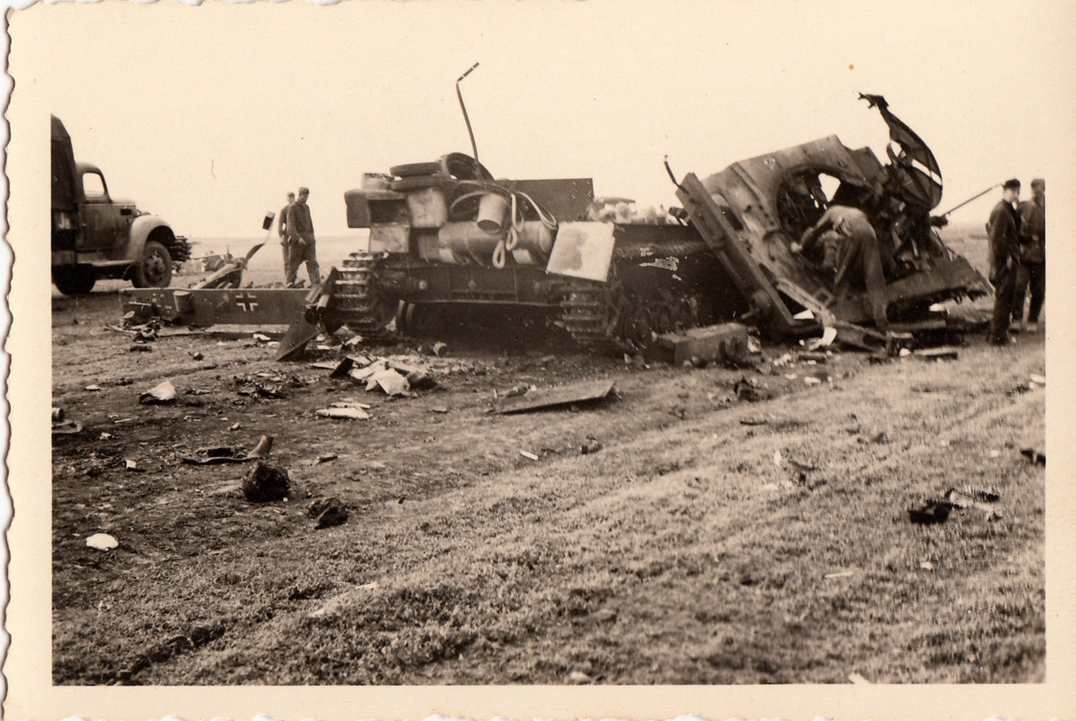 Wehrmacht Rußland zerstörter deutscher Panzer IV ohne Turm zerri