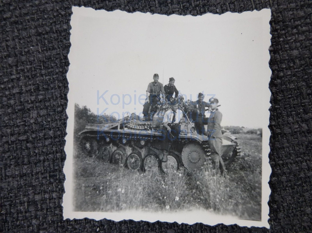 Foto dt. Panzer mit Turmnummer 202 oder 203 etwas getarnt Besatzung sitzt darauf (2)