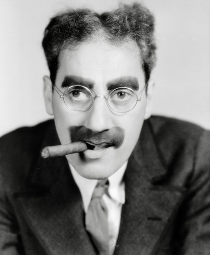 https://i.postimg.cc/MT0sBPFR/American-actor-Groucho-Marx-circa-1933-redimensionner.jpg