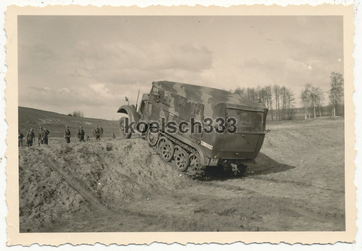 Foto Panzer Halbkette der Wehrmacht auf Fahrt im Gelände ! Zugmaschine Schlepper