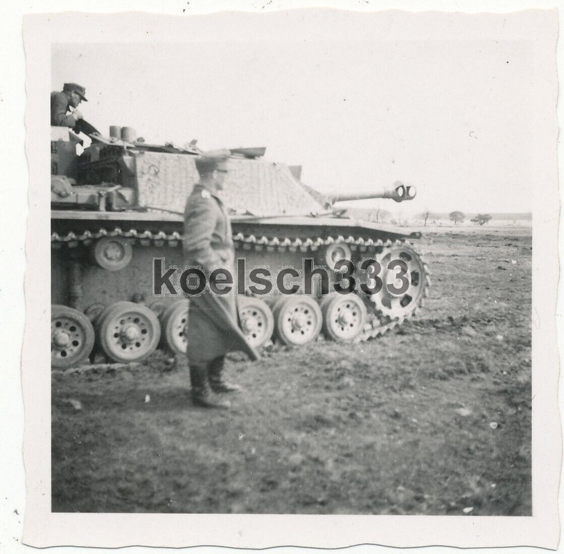 Foto Wehrmacht Soldaten am Panzer der Sturmgeschütz Brigade 325 im Felde ! StuG