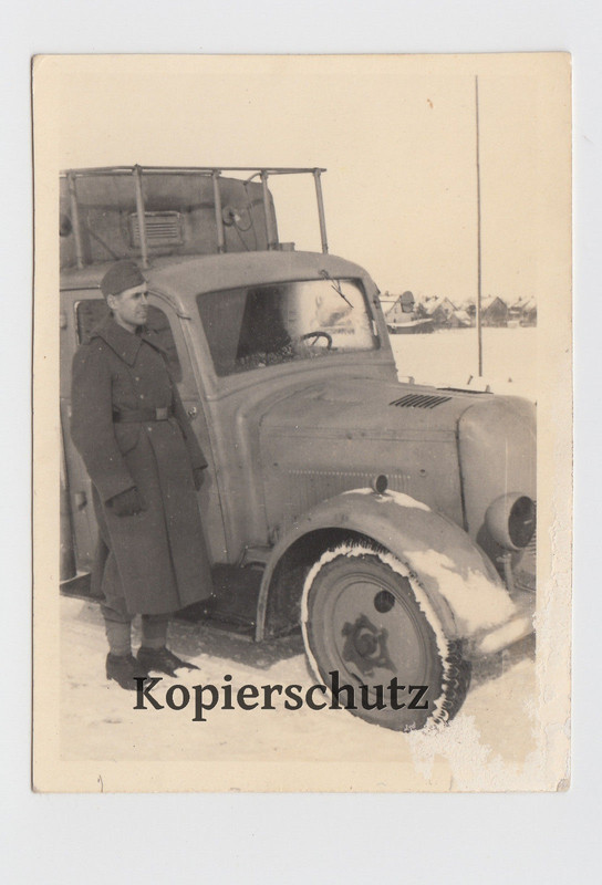 Foto Wehrmacht Soldat Mantel Feldmütze Laster Lkw Lastwagen im S