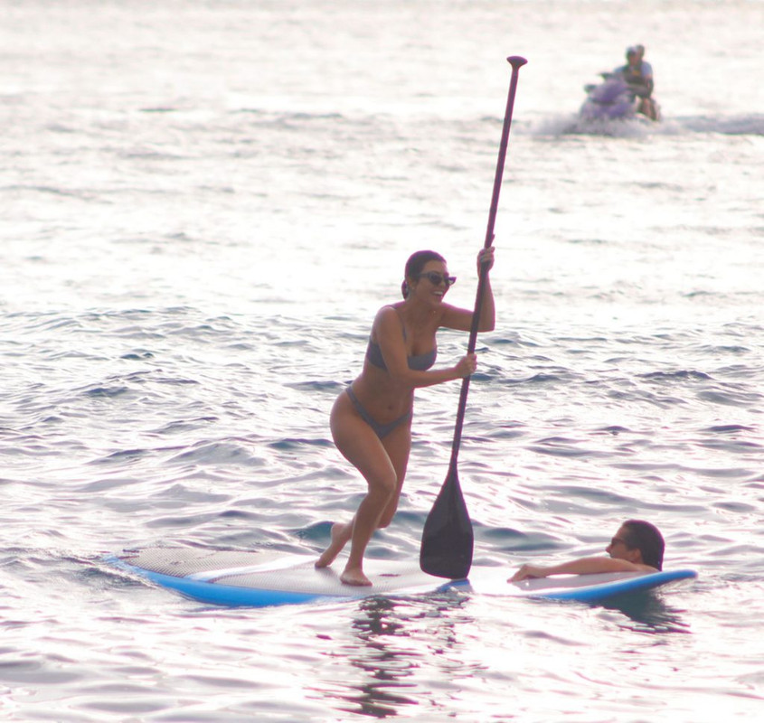 Kim-Kardashian-Kourtney-Kardash-UpskirtStars.Com(14)