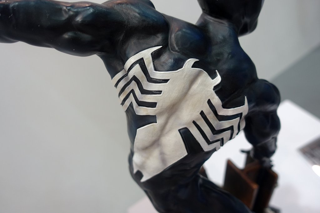 Premium Collectibles : Symbiote Spider-Man 1/4 Statue  10