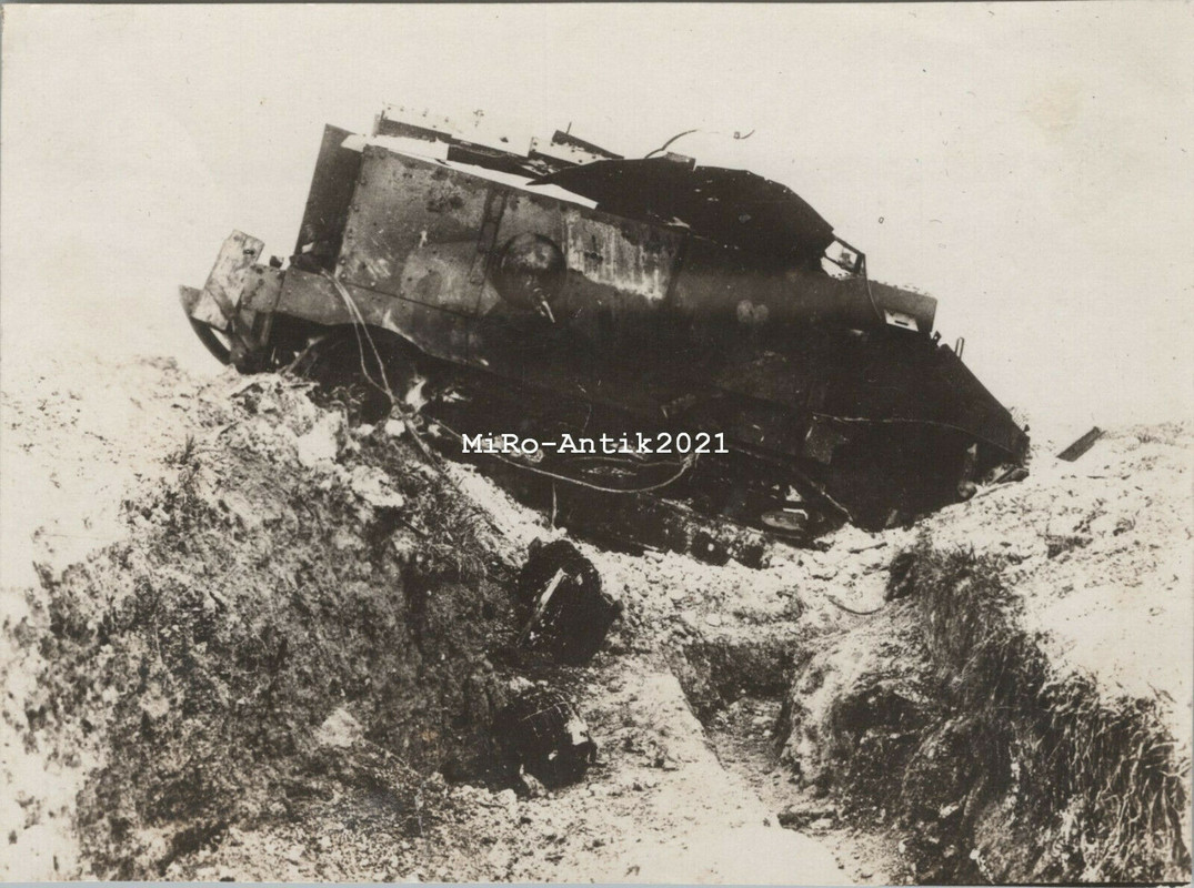 Foto, Wk1, Blick auf einen zerstörten Panzer im Westen (N)50380