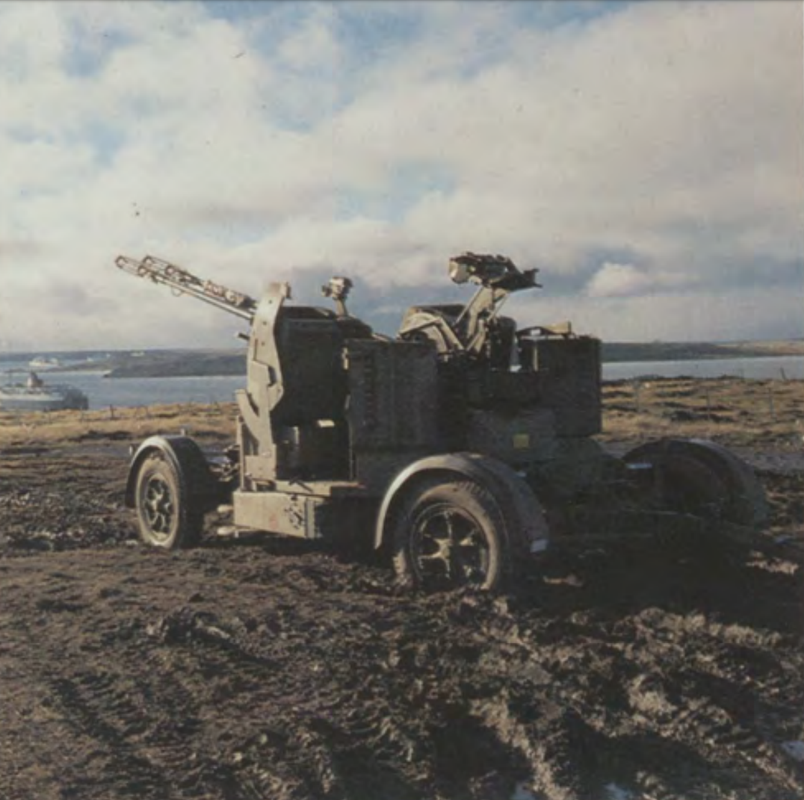 35mm Oerlikon Stanley Harbour de fondo el buque St. Edmund con prisioneros argentinos