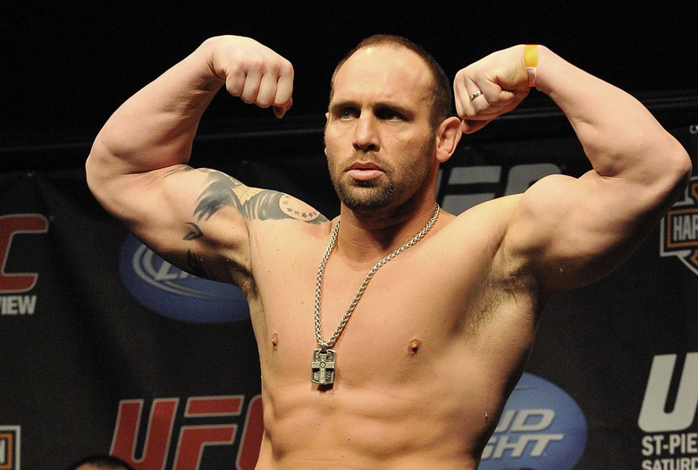 &#039;Едва си връзва обувките&#039; - бивш шампион на UFC в незавидно положение