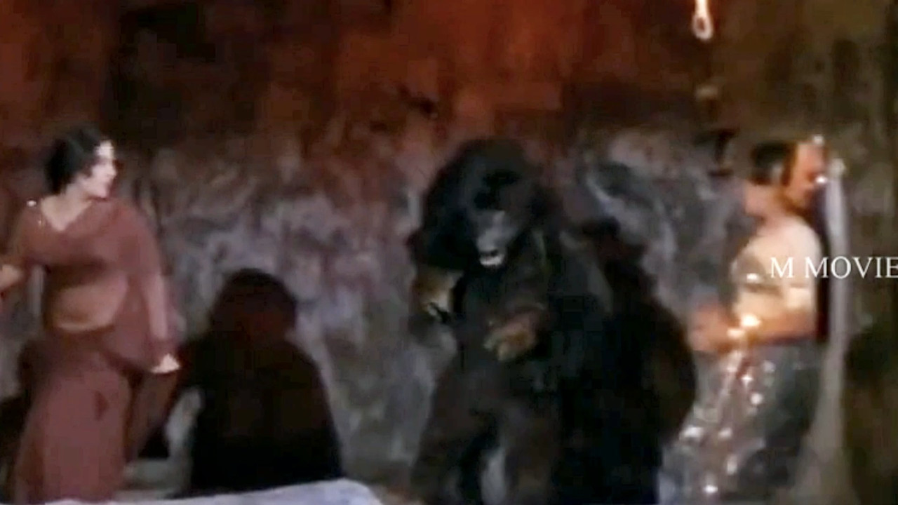 Jayabharathi Sexy Sizzling Deep Navel and boob scenes from Nagamadathu mp4 snapshot 02 05 390