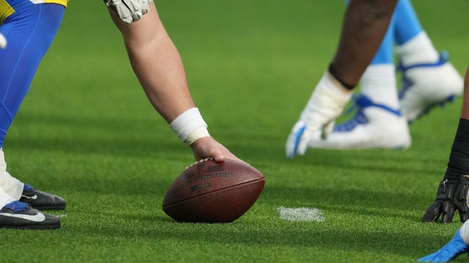 Comodines NFL: Horario y dónde ver EN VIVO primera ronda de playoffs hoy domingo 15 eneroEste domingo 15 de enero continúa la primera ronda de playoffs de la NFL, en que seis equipos buscarán avanzar a los juegos de divisional; consulta aquí el horario y dónde verlos en vivo