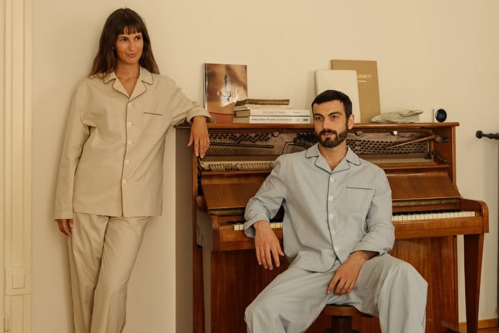 Dalfilo Altrove, i nuovi pigiami unisex Dalfilo Altrove, pigiami unisex caffelatte e grigio perla in cotone percalle
