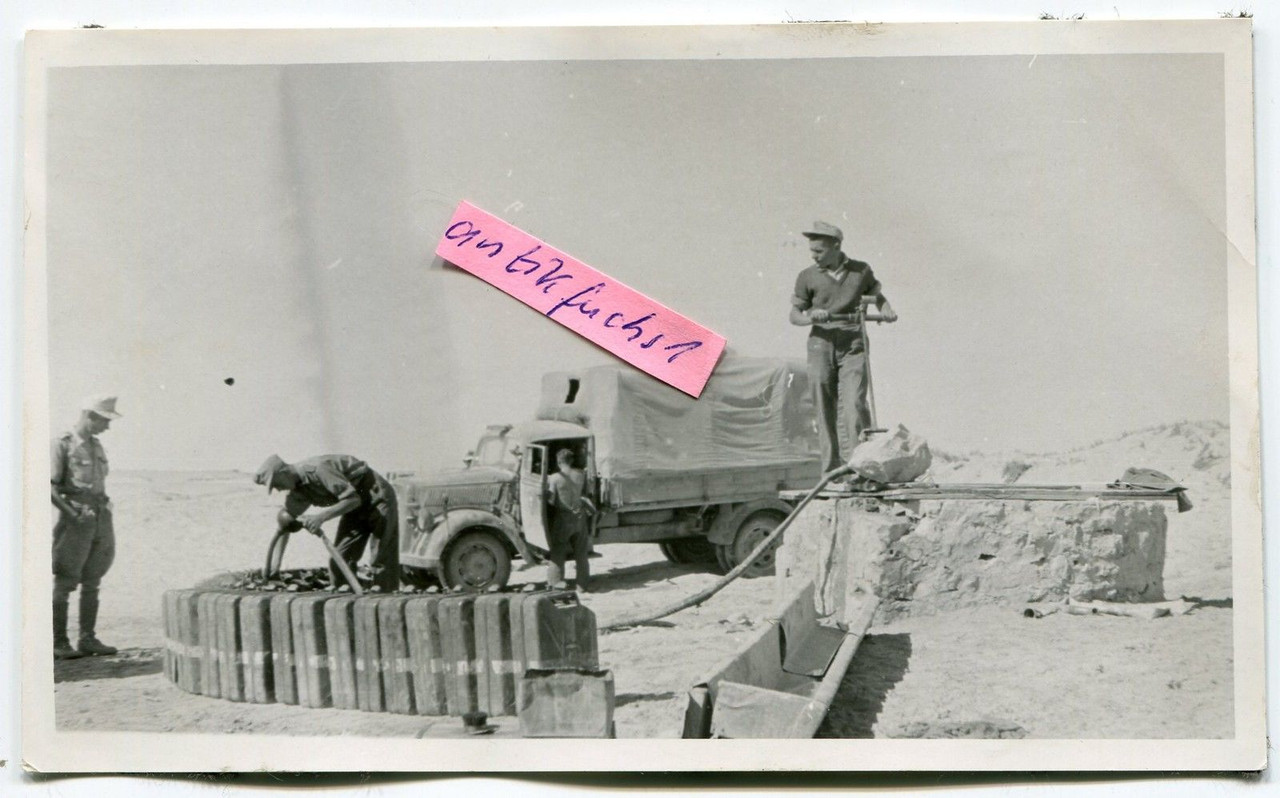 Militär-LKW beim tanken  Karnister füllen in Afr