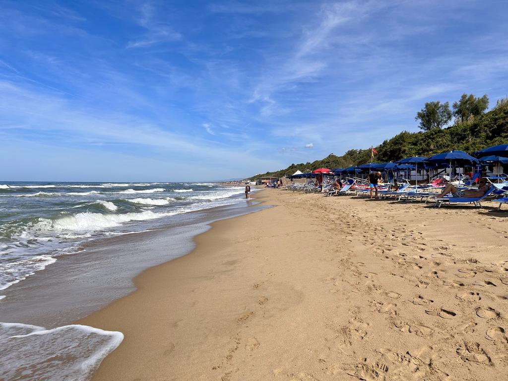 Жаркий сентябрь на побережье Тирренского моря.