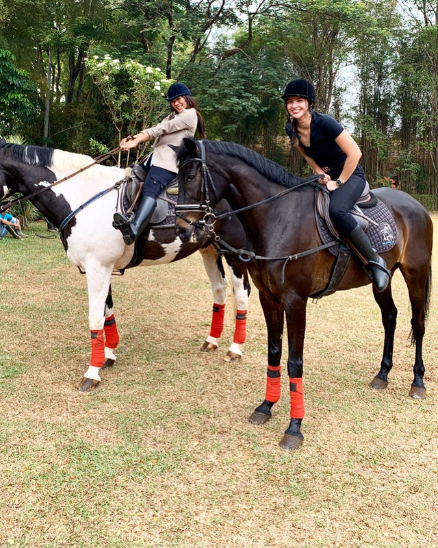 Nia Ramadhani berpose seru dengan kakak ipar