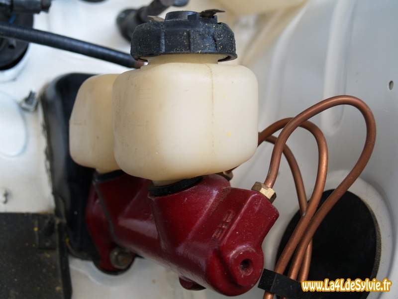 maitre-cylindre-4l-restaure