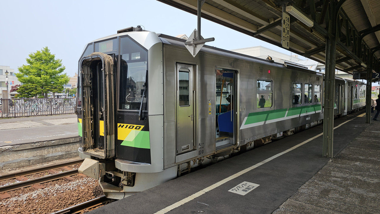 抵達後下車拍的，前方是駕駛室，可以看到車廂只有兩節