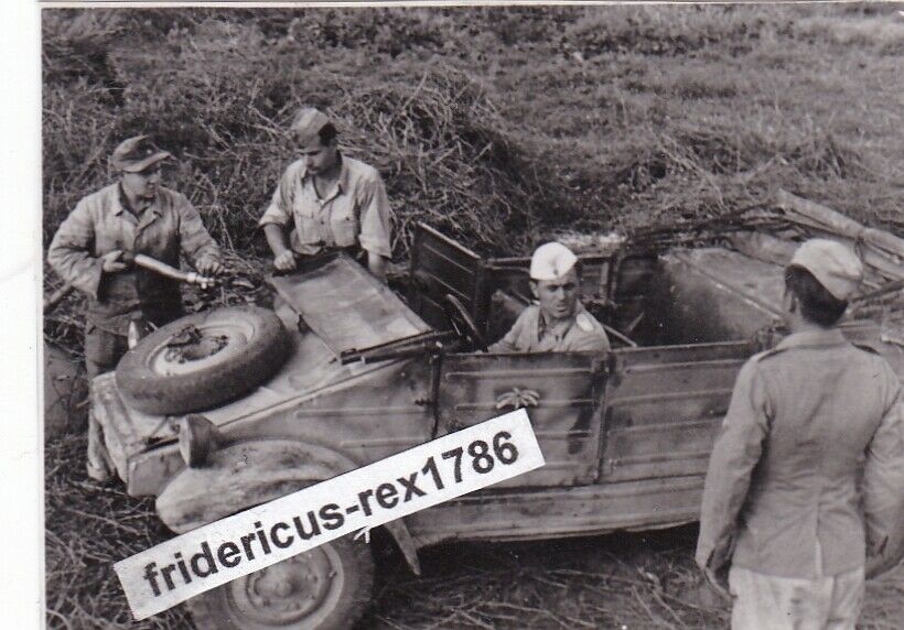 Foto LW Kübelwagen VW Typ 82 Wappen Emblem Italien 44 beim tanke
