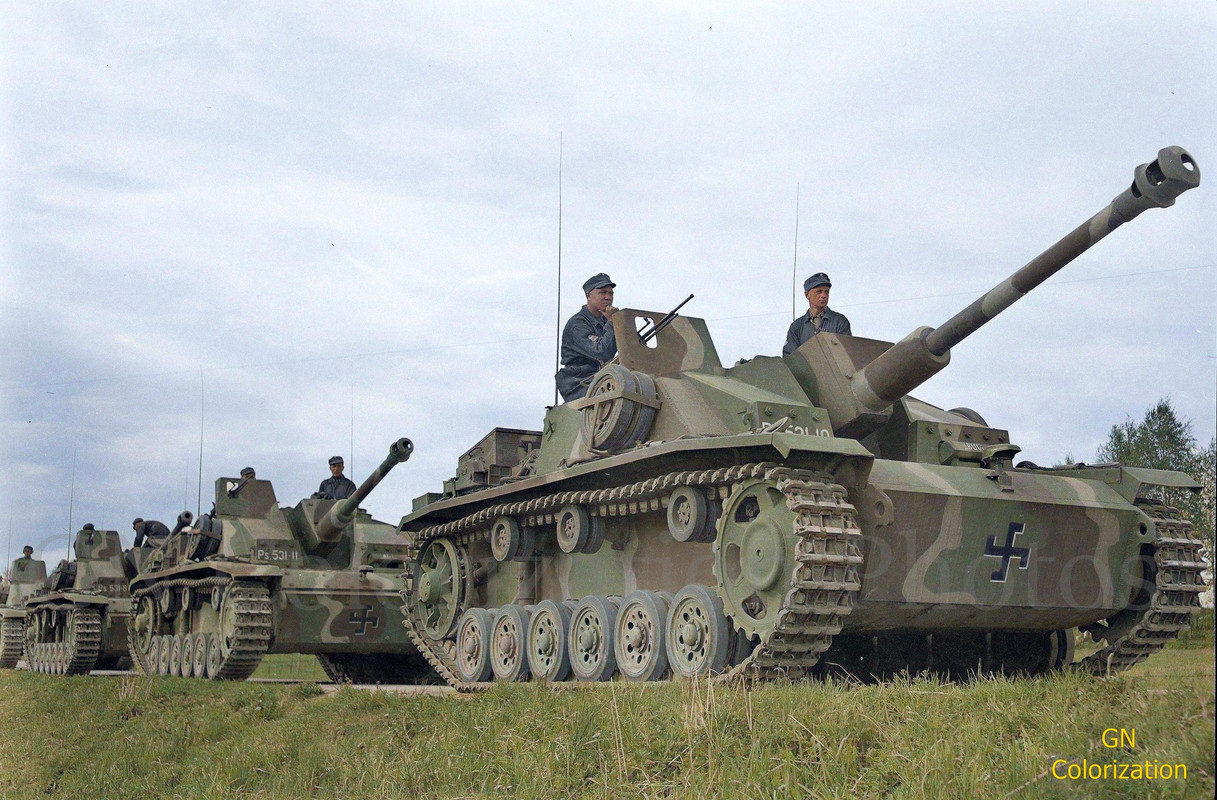 Le Stug III - Page 2 L-arm-e-finlandaise-d-file-avec-son-Sturmgeschutz-III-nouvellement-acquis-Enso-le-4-juin-1944