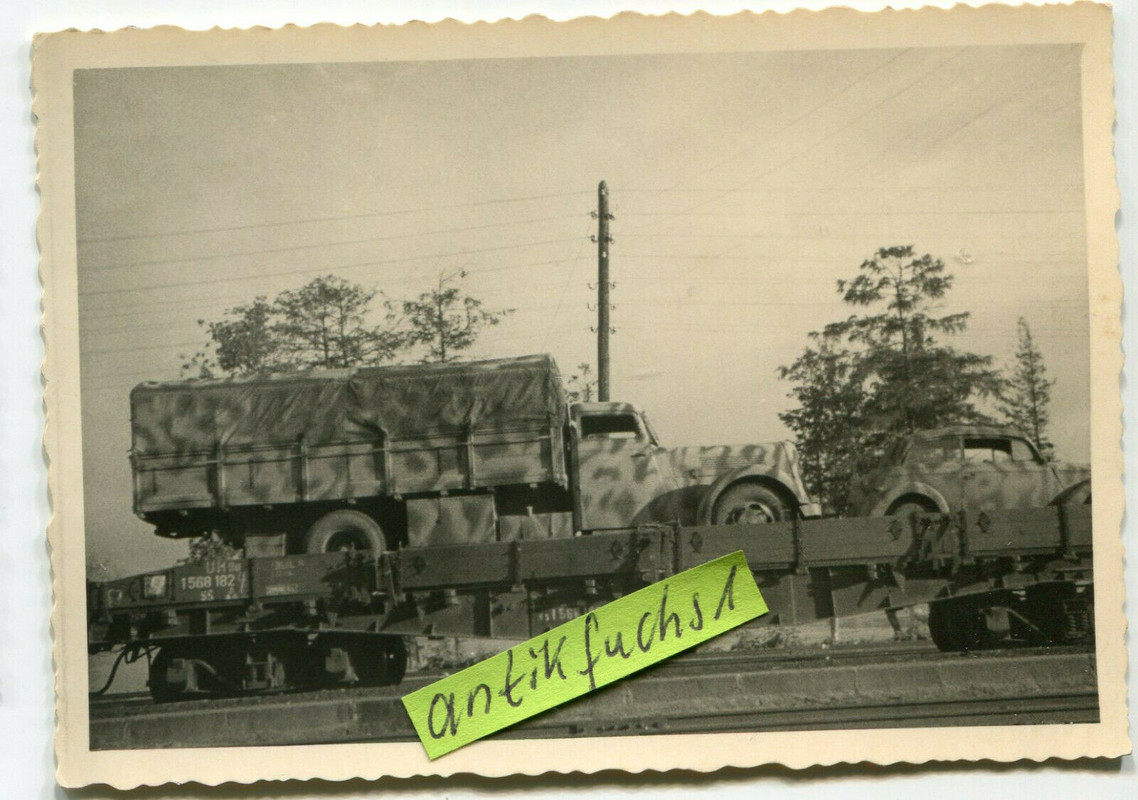 Deut. Militär-LKW mit tollem Tarnanstrich auf Eisenbahn-Transpor
