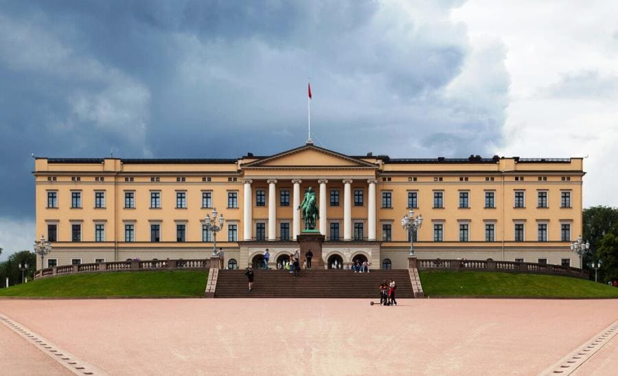Королевский дворец (Det Kongelige Slott) в Осло Королевский дворец (Det Kongelige Slott) в Осло