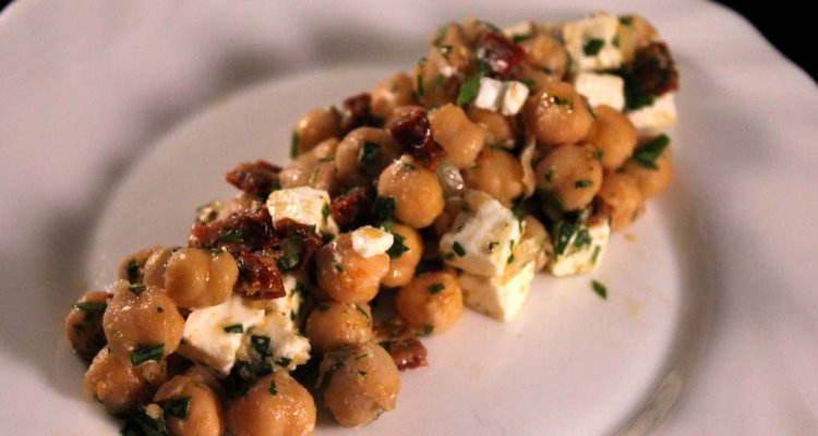 Kichererbsensalat mit Feta und getrockneten Tomaten Kichererbsensalat mit Feta und getrockneten Tomaten