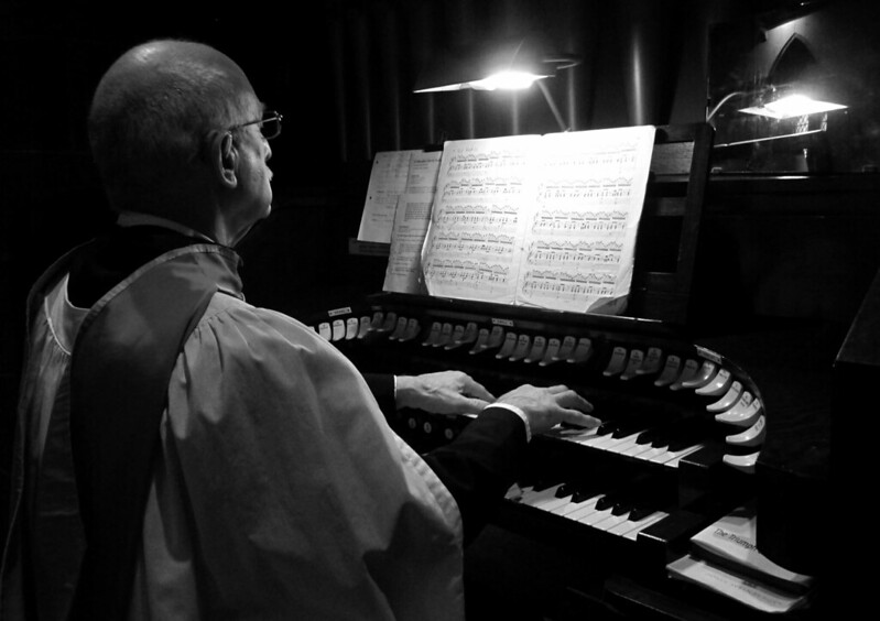 people-organist.jpg