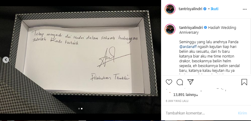 Kotak berisi surat pemberian Arda Naff untuk Tantri