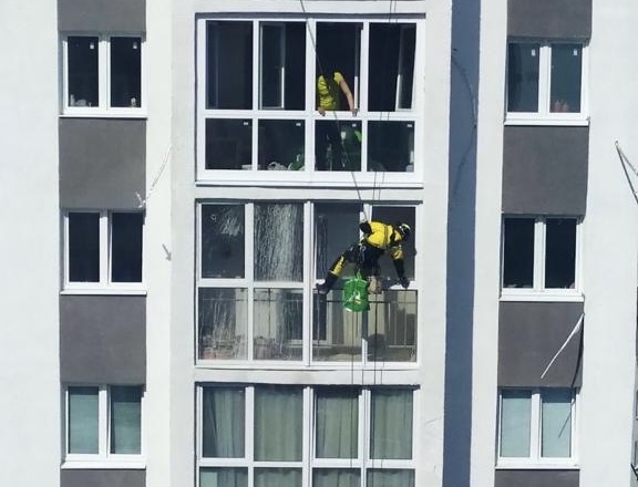 Удаление сильных загрязнений на фасаде — мойка промышленными альпинистами