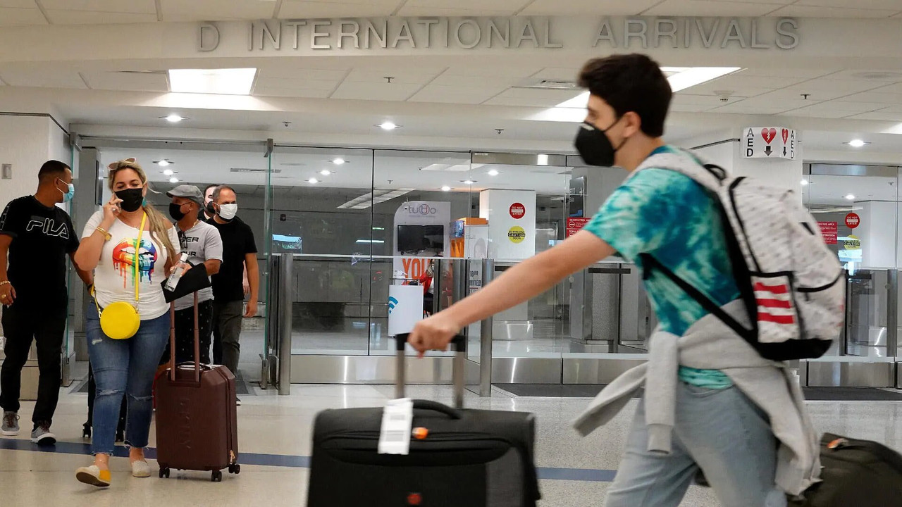 Canadá restablecerá el requisito de prueba COVID-19 para viajeros que regresan