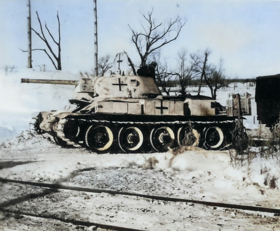 Beute Panzer : une demande de Photo ... - Page 3 Beute-Les-Allemands-ont-captur-le-char-sovi-tique-T-34-avec-un-camouflage-d-hiver