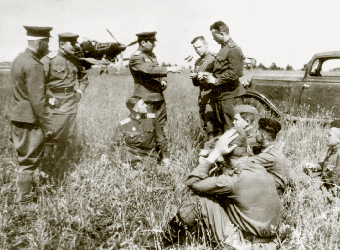 Bell-P-39-Airacobra-104GvIAP-9HYADES-298IAP-at-Korenovskaya-airfield-1943-01