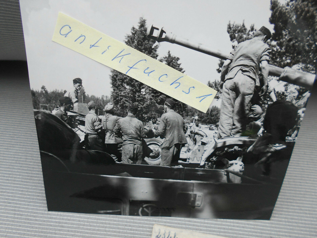 Panzer ,SPW u.Kübel auf Front-Sammelstelle im Kurland-Kessel 1945
