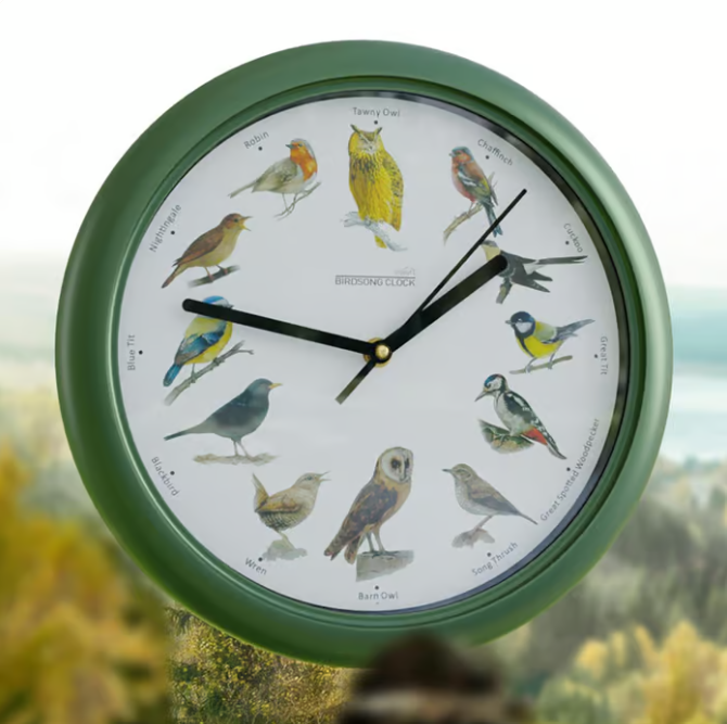 Естетичен вид Часовникът Starlyf Birdsong може да бъде перфектна декорация за вашата спалня, може да украси коридора или дори да се превърне в централен елемент на всекидневната. Реалистичните рисунки на различни птици на циферблата, както и тънката рамка в цвят на зелен лист, могат да се впишат във всяко интериорно пространство. ✔ Благодарение на своя вечен дизайн, часовникът Starlyf Birdsong се вписва навсякъде!