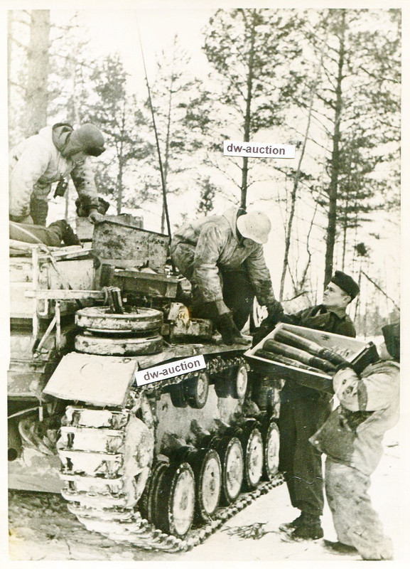 Sturmgeschütz in Wintertarn beim Munition aufneh