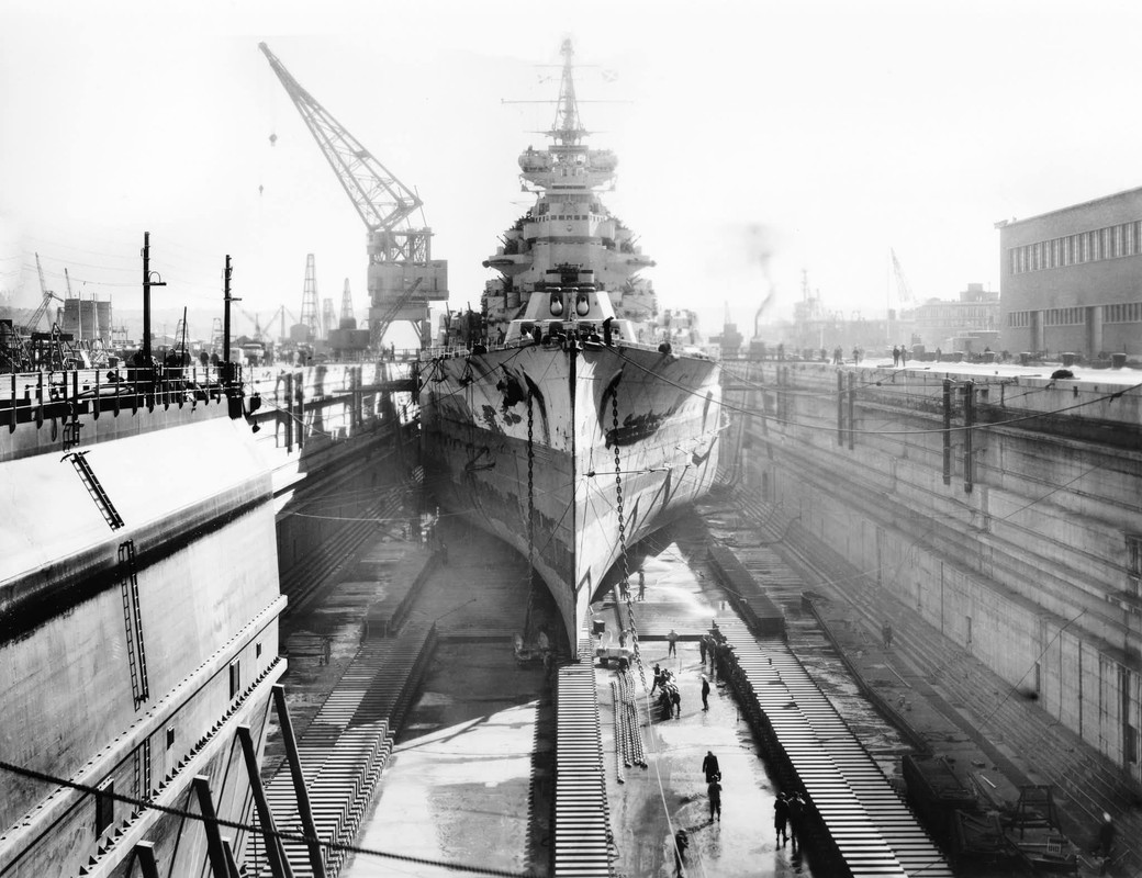 HMS-Anson-en-el-dique-seco-Captain-Cook-del-astillero-Garden-Island-S-dney-agos-1945.jpg