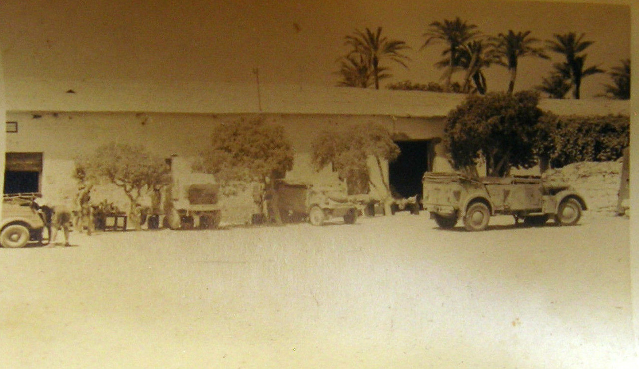 Foto, Geländewagen bei Tobruk vor Werkstatt, Afr