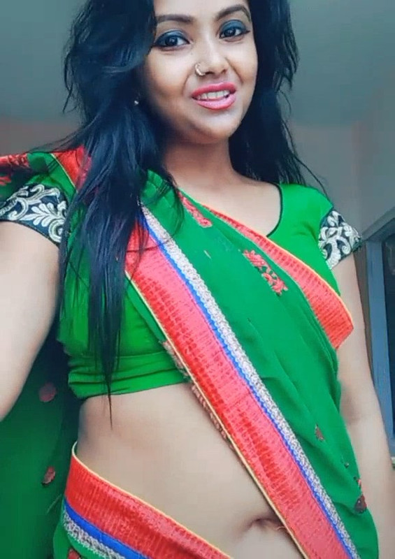 Bengali Girl Very Big Navel Show In Saree Mp4 Snapshot 00 25 033