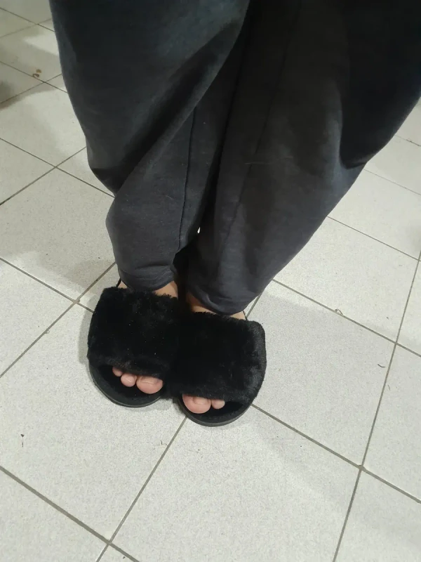 Pijama de peluche con pantuflas de regalo