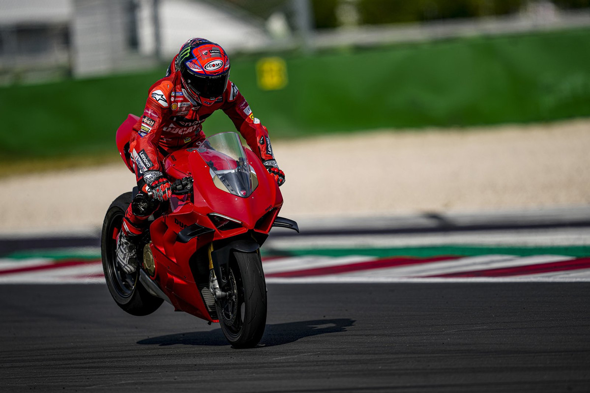 Супербайк Ducati Panigale V4 2022