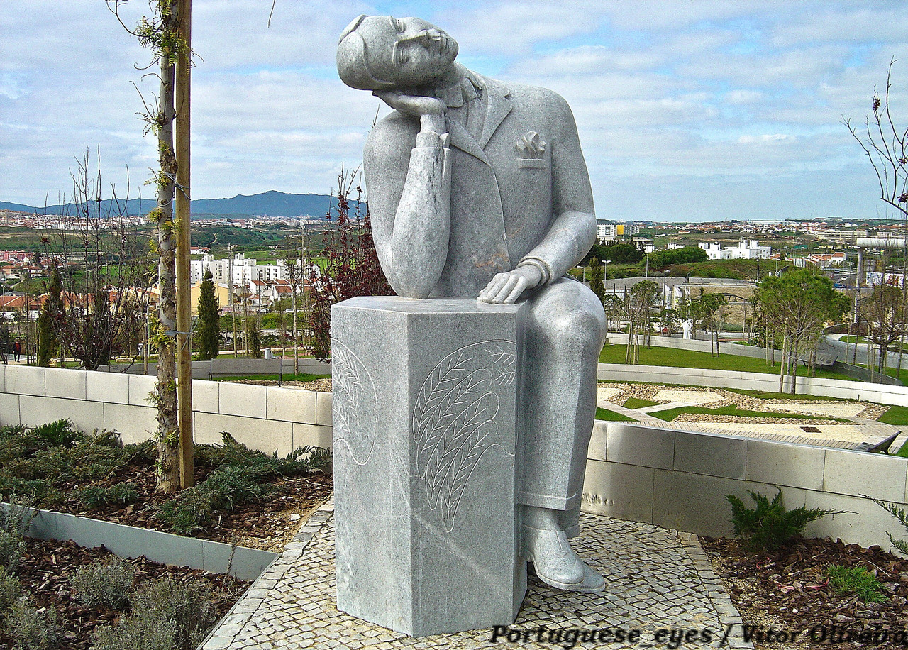 Estatua-de-Mario-de-Sa-Carneiro-Parque-dos-Poetas-Oeiras-Portugal-(4963217691)