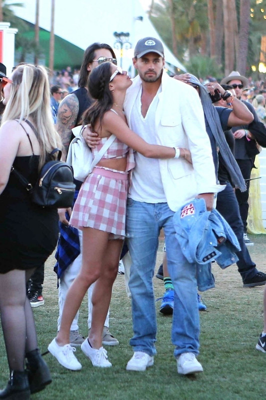 sara-sampaio-at-2018-coachella-valley-music-and-arts-festival-2