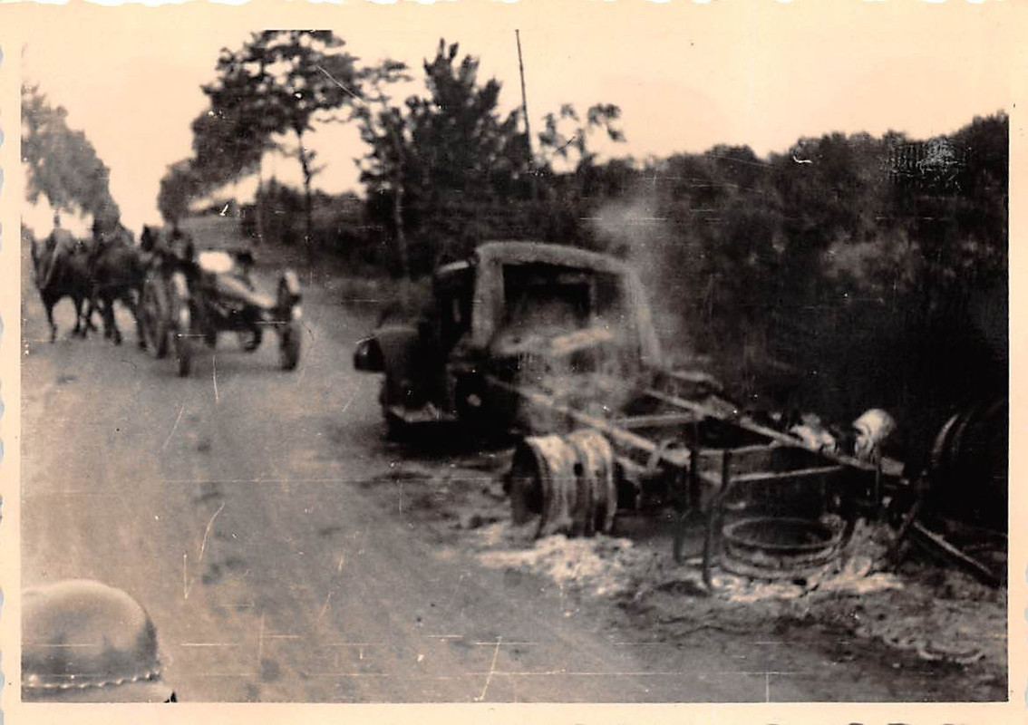 Zerstörte franz. LKW Rückzugstrasse bei Allamps 