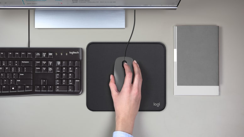 Detalle del diseño ergonómico y las funciones del mouse Logitech M100.