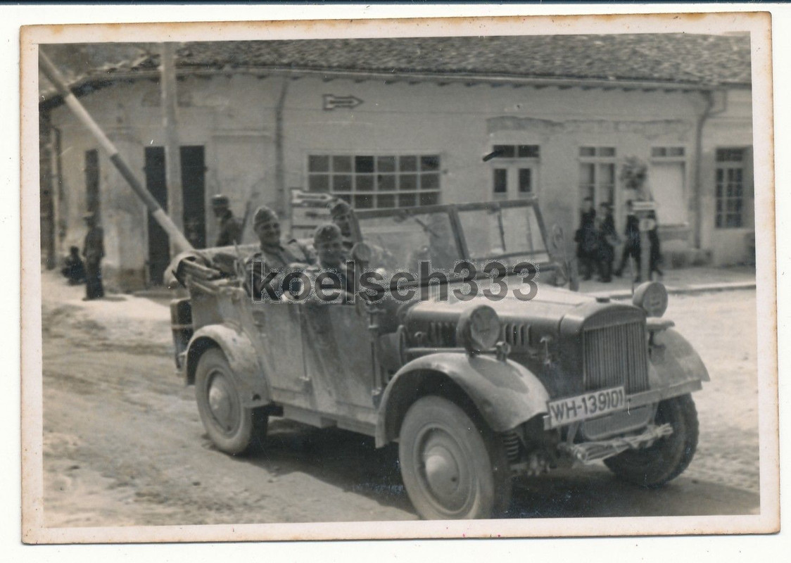 Foto Kübelwagen PKW passiert eine Schranke zu ei