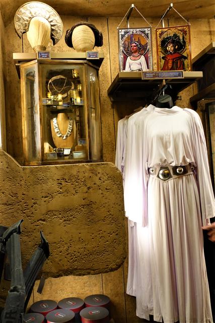 DOK-ONDAR DEN OF ANTIQUITIES: Tienda-museo para amantes de Star Wars - DISNEYLAND ~ STAR WARS: GALAXY'S EDGE, LA GUIA (27)